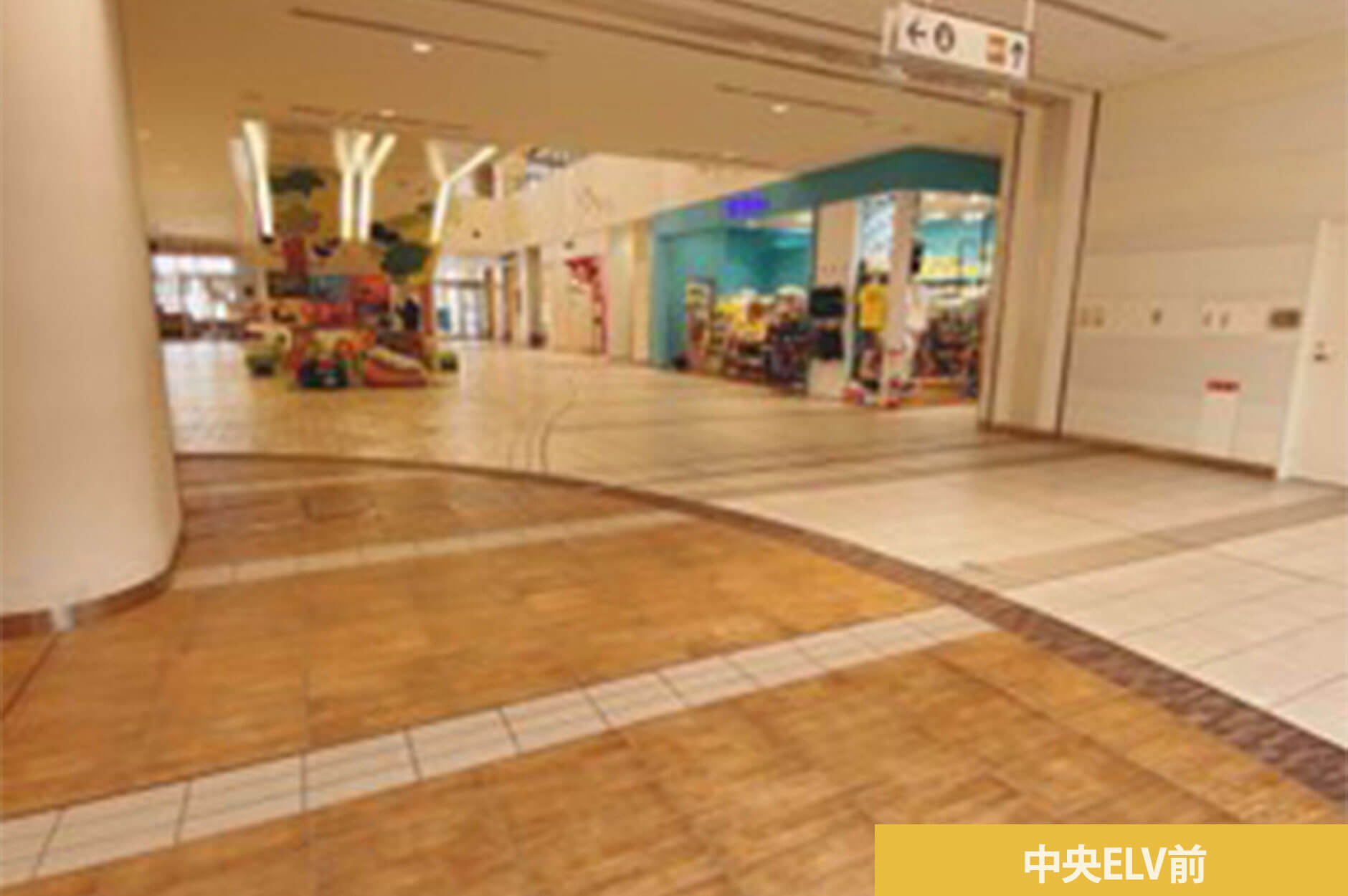 中央エレベーター前