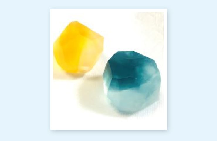 夏休み企画★ハーブで色水実験！ハーブエキスで宝石石けんに色をつけてみよう！