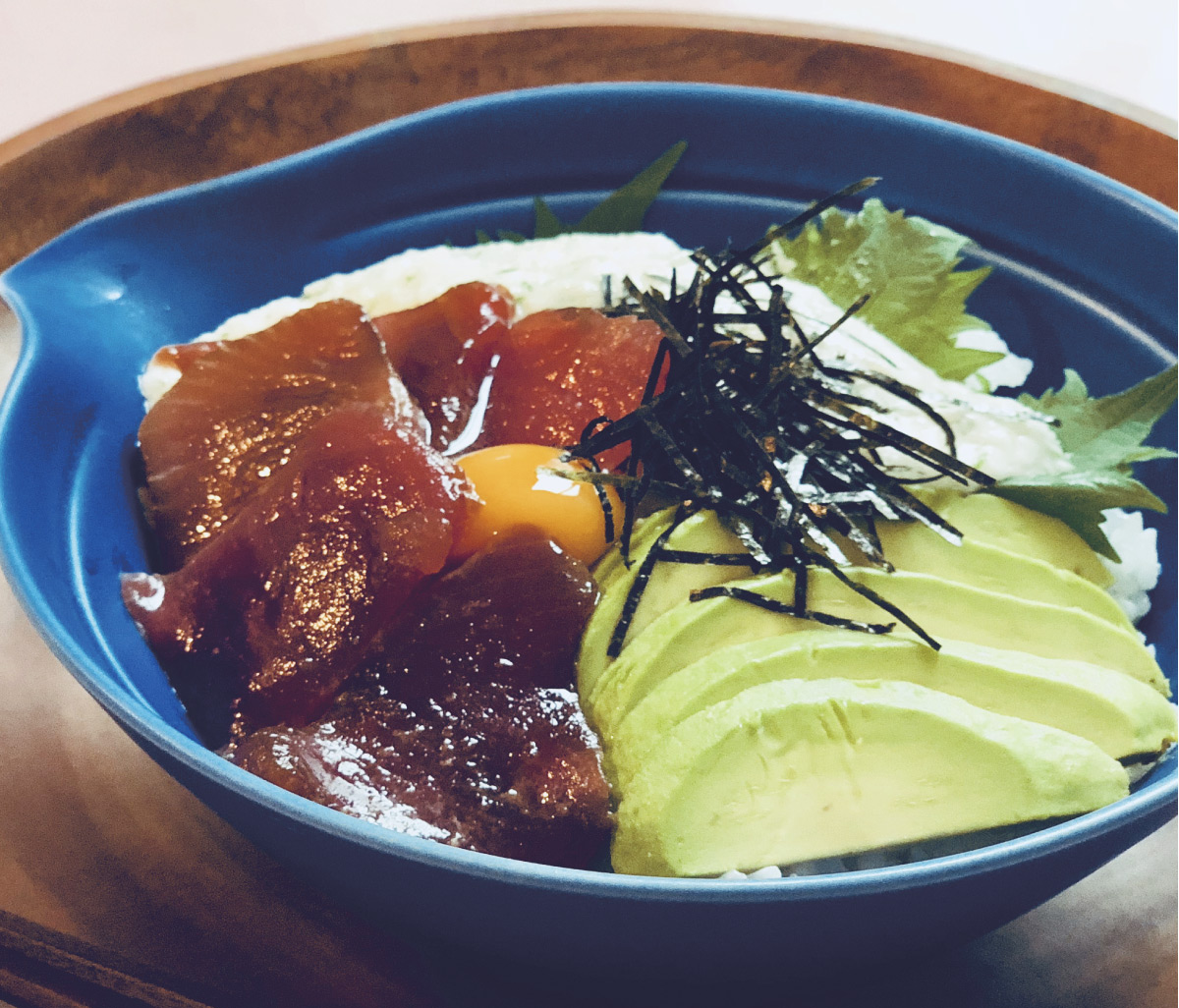 画像：トロロとアボカドの絶品づけマグロDON