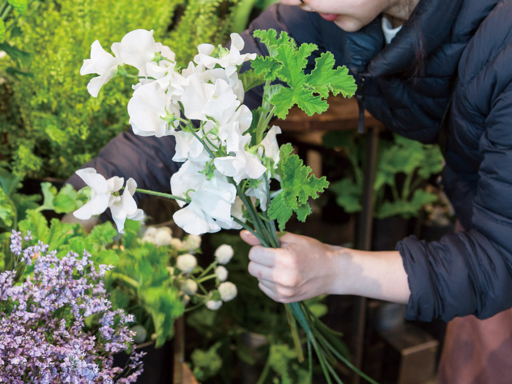 画像：サプライズシーンやデートなどではラウンドタイプのブーケで