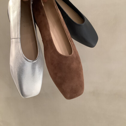 春の新作パンプス。