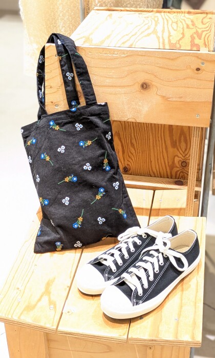 秋の訪れを告げる、可憐なシュウメイギク