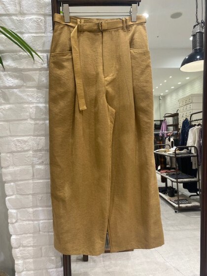 バックサテンピーチ　タックパンツ