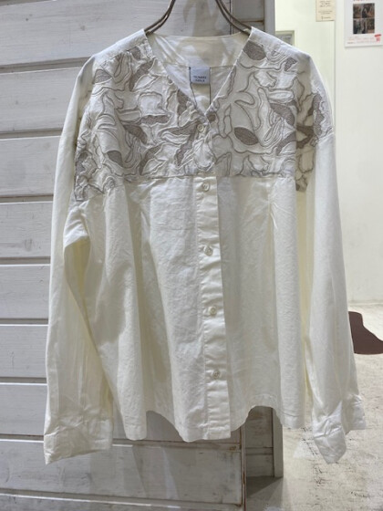 【新商品】さりげない華やかさを添える、デザインブラウス