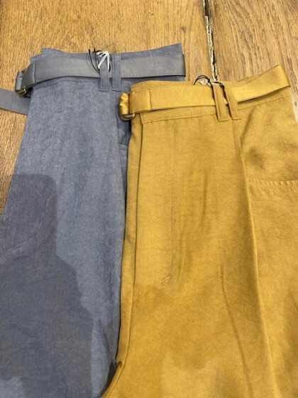 バックサテンピーチ　タックパンツ
