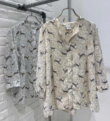 バンビプリント　比翼スタンドネックブラウス