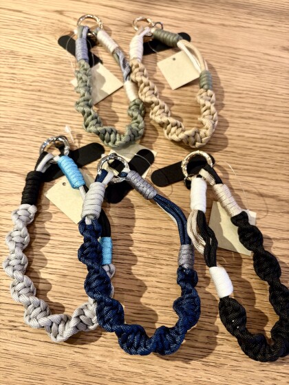 スマートフォンをオシャレに彩るストラップ