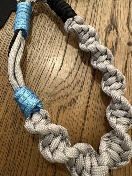 スマートフォンをオシャレに彩るストラップ