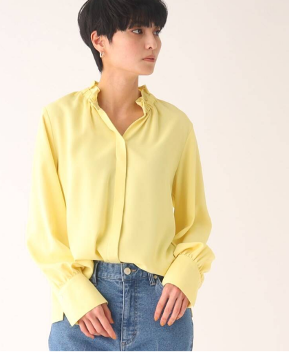 襟のギャザーデザインがポイントの、華やかに着られるフリルスキッパーブラウス