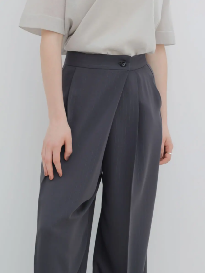さりげないラメのピンストライプが素敵なワイドパンツ✨