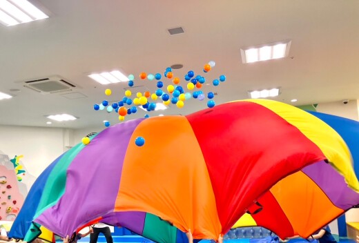 【ボーネルンドのプレイリーダーとあそぼう！】親子でパラシュートあそび体験会