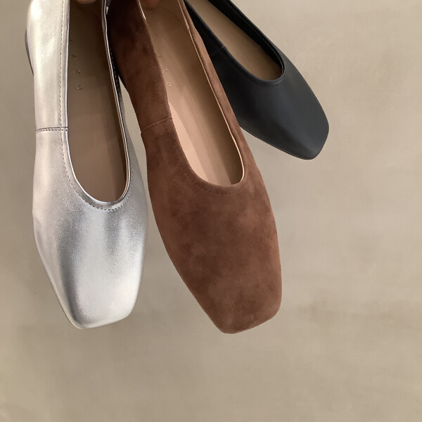 春の新作パンプス。