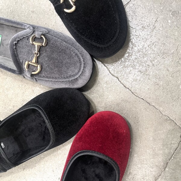 ベロア生地のフラットシューズ【ALBE】