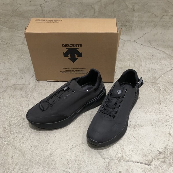 雨の日も！【DESCENTE】のスニーカー！