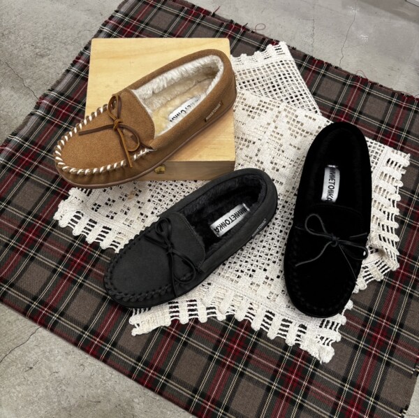 《MINNETONKA》ふわふわボアのCADENCE 