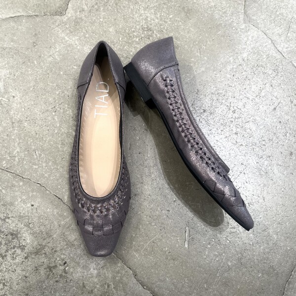 シルエットが綺麗なメッシュパンプス