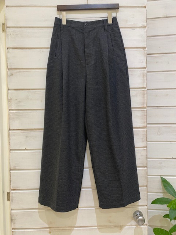 【新商品】深タックで立体的なシルエットに