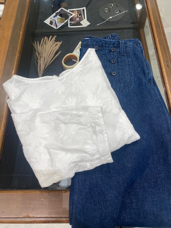 定番人気のフロンド刺繡ブラウス