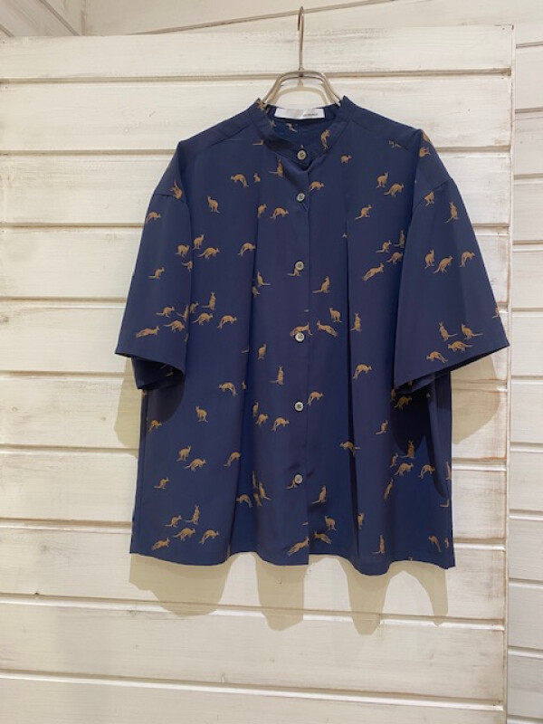 【新商品】カンガルーPT　スタンドネックブラウス