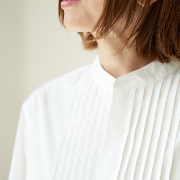 一枚で華やかに【ピンタックシャツ】