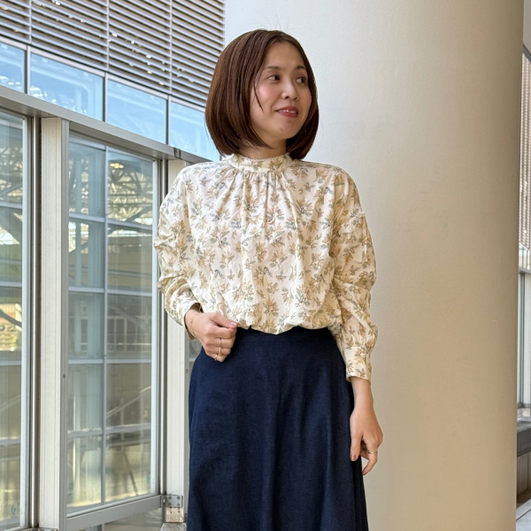 今の時期にぴったり！【ミモザ柄ブラウス】再入荷しました。