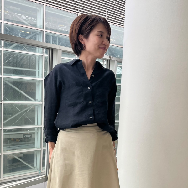 秋まで使える【ブラックリネンシャツ】