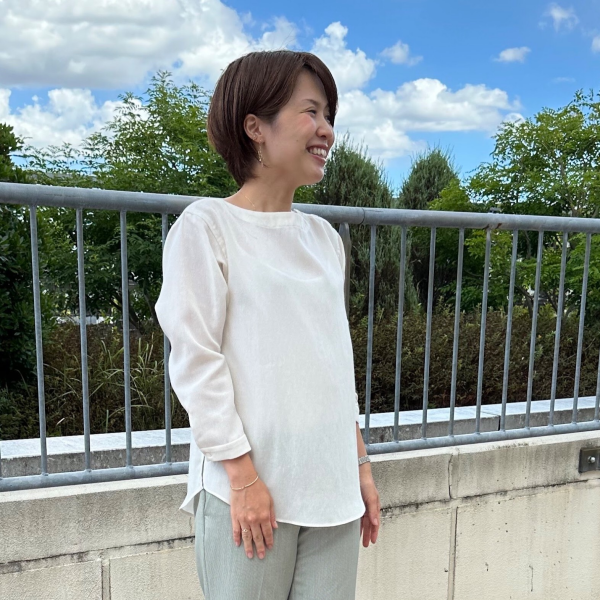 晩夏にボートネックブラウス