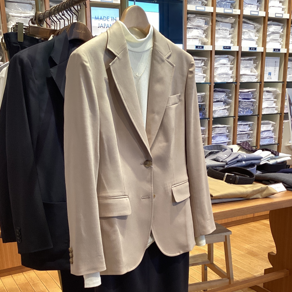 今年のトレンドカラー【サンドベージュ】を取り入れて