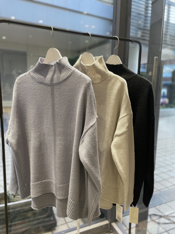 ☆シンプルなデザインのハイネックプルオーバー☆