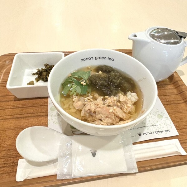 お正月で疲れた胃にも優しい出汁茶漬け　【鮭ととろろ昆布の柚子胡椒出汁茶漬け】