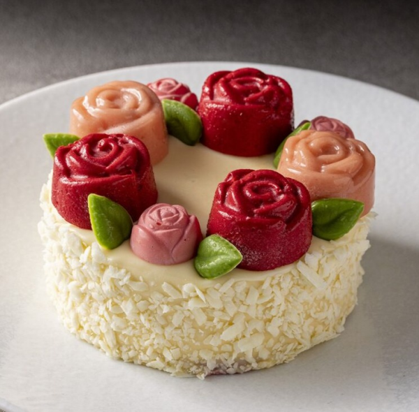 薔薇の華やかなアントルメグラッセ　ラヴィアンローズ