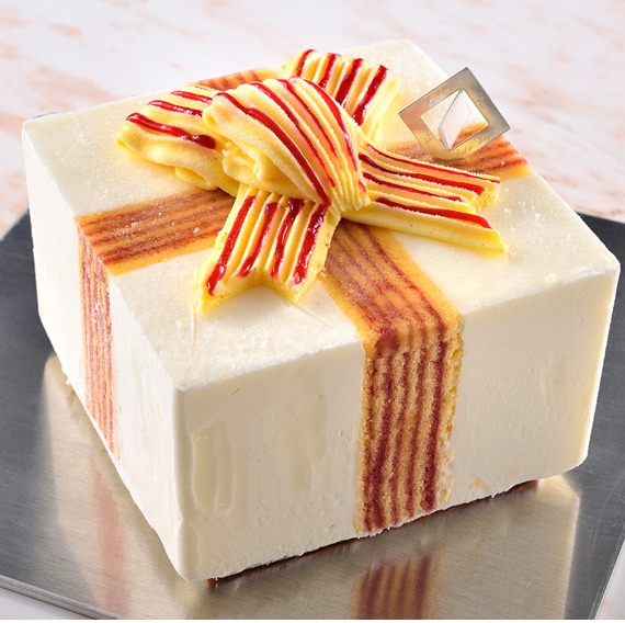 リボンのかわいいサンモレ　アイスケーキです