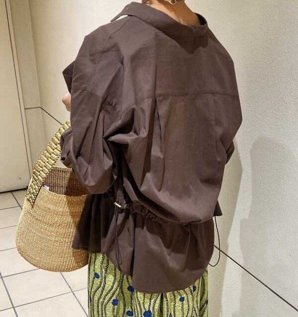 今から秋まで楽しめるシャツスタイル