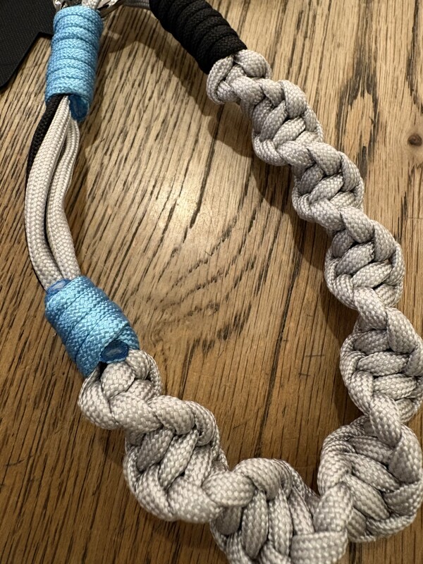 スマートフォンをオシャレに彩るストラップ