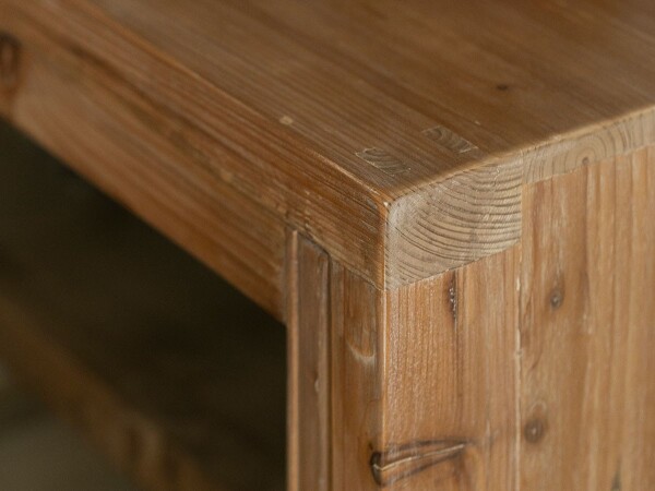 レトロな雰囲気のキャビネット