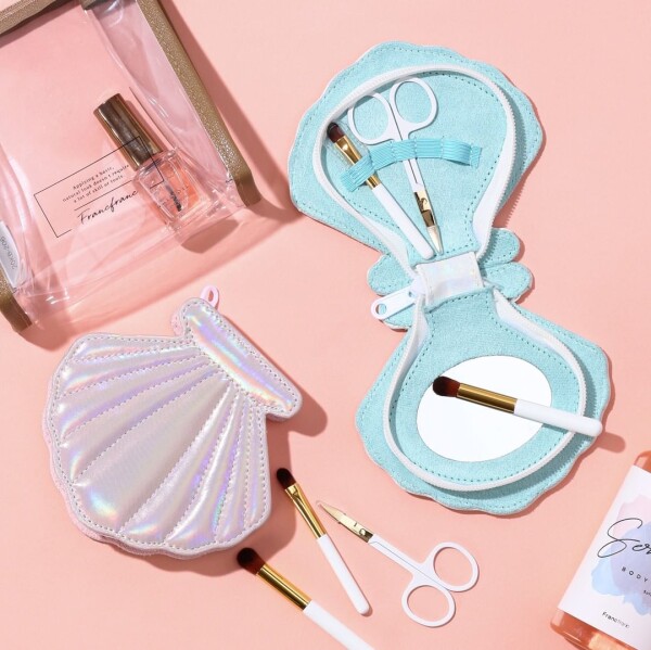 可愛いシェルポーチに詰め込んだツールセット💄✨