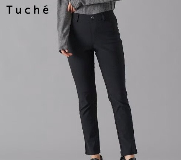 ストレッチ素材で脚をまっすぐ美しく魅せるパンツ