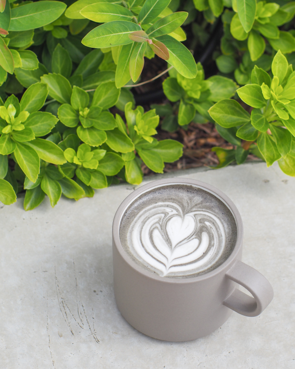 ホットドリンク本番となってきたこの時期におすすめのドリンク【スリーブラックラテ】のご紹介です！