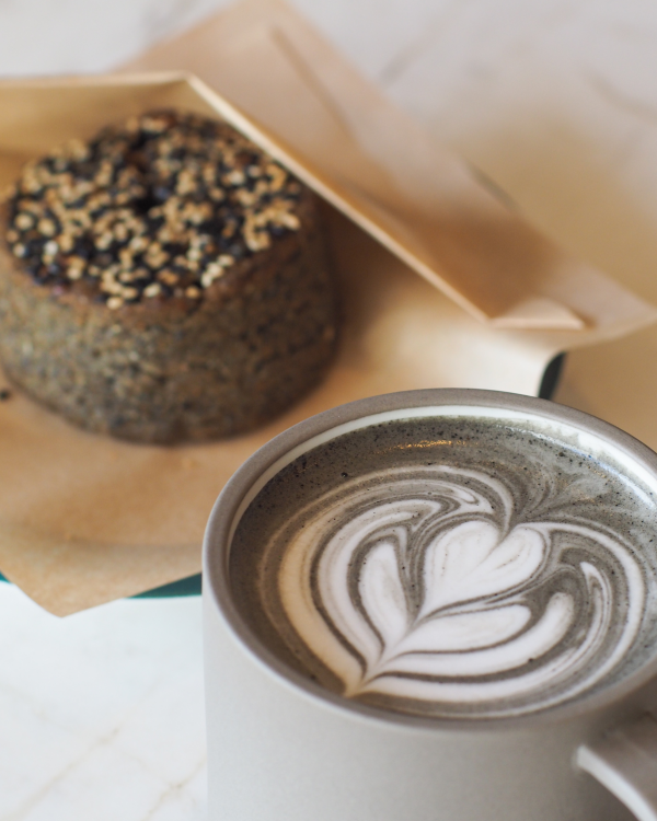 ホットドリンク本番となってきたこの時期におすすめのドリンク【スリーブラックラテ】のご紹介です！