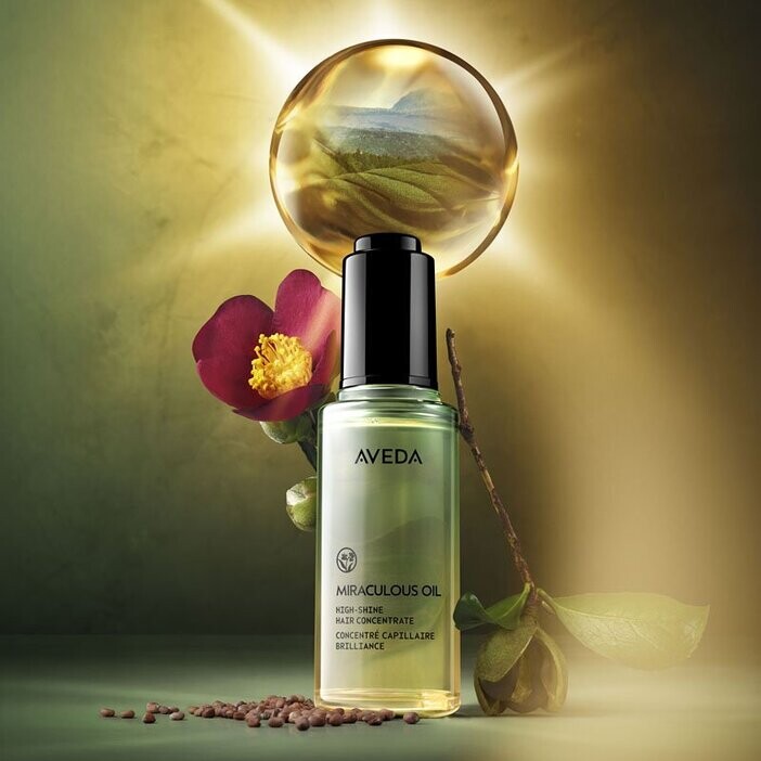 内側に潤い　外側に輝き　CONCENTRATE SHINE OIL