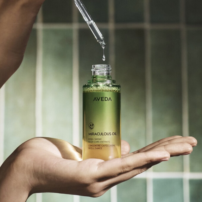 内側に潤い　外側に輝き　CONCENTRATE SHINE OIL